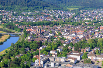 Vue aérienne de Rive de la Weser et centre avec l'église Kiliani à Höxter dans le département Rhénanie du Nord-Westphalie, Allemagne