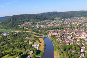 Vue aérienne de Pont Weser et centre avec l'église Kiliani à Höxter dans le département Rhénanie du Nord-Westphalie, Allemagne