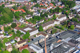 Vue aérienne de Autorités de la Bismarckstraße avec le bureau des impôts Höxter, le bureau d'immigration | district Höxter et l'immatriculation des véhicules Höxter à Höxter dans le département Rhénanie du Nord-Westphalie, Allemagne