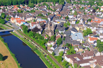Vue aérienne de Église de Kiliani à Höxter dans le département Rhénanie du Nord-Westphalie, Allemagne