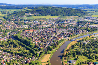 Vue aérienne de Vue de la ville sur la rive de la Weser depuis le sud avec Marktstr à Höxter dans le département Rhénanie du Nord-Westphalie, Allemagne