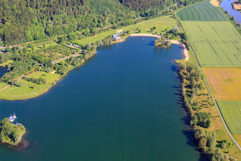 Plage du lac Godelheim à Höxter dans le département Rhénanie du Nord-Westphalie, Allemagne d'en haut