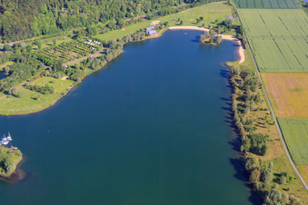 Plage du lac Godelheim à Höxter dans le département Rhénanie du Nord-Westphalie, Allemagne hors des airs