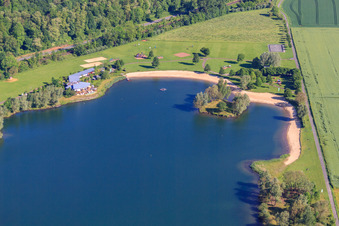 Plage du lac Godelheim à Höxter dans le département Rhénanie du Nord-Westphalie, Allemagne depuis l'avion