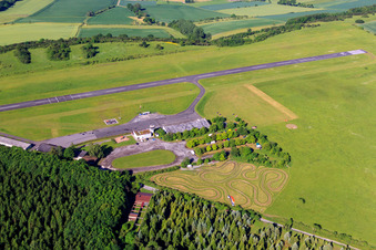 Vue aérienne de Piste de l'aéroport Höxter-Holzminden (EDVI) à le quartier Albaxen in Höxter dans le département Rhénanie du Nord-Westphalie, Allemagne