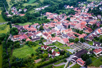 Vue aérienne de Bâtiments d'église en Untereuerheim à le quartier Untereuerheim in Grettstadt dans le département Bavière, Allemagne