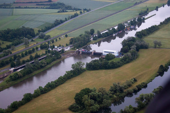 Vue aérienne de Systèmes d'écluses sur les rives de la voie navigable principale à le quartier Ottendorf in Gädheim dans le département Bavière, Allemagne
