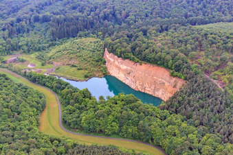 Vue aérienne de Lac Quarry à le quartier Löffelsterz in Schonungen dans le département Bavière, Allemagne