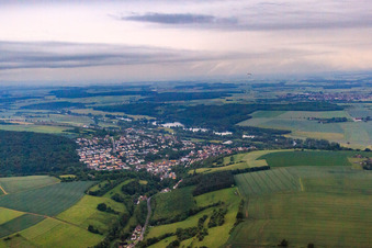 Vue aérienne de Vue du nord-ouest sur le Main à Schonungen dans le département Bavière, Allemagne