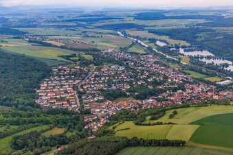 Vue aérienne de Vue du nord-ouest sur le Main à Schonungen dans le département Bavière, Allemagne