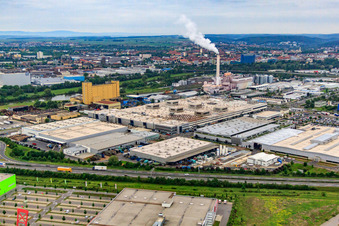 Vue aérienne de Zone industrielle Hafenstraße / Röntgenstraße au-delà de l'A70 avec l'usine ZF Friedrichshafen Sud à le quartier Oberndorf in Schweinfurt dans le département Bavière, Allemagne