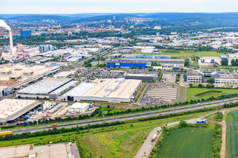 Vue aérienne de Zone industrielle Hafenstraße / Röntgenstraße au-delà de l'A70 avec l'usine ZF Friedrichshafen Sud à le quartier Oberndorf in Schweinfurt dans le département Bavière, Allemagne