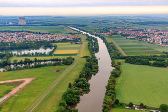 Vue aérienne de Principale vers SW avec boucle Altmain à le quartier Oberndorf in Schweinfurt dans le département Bavière, Allemagne