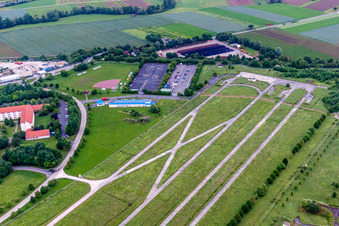 Vue aérienne de Piste et piste d'atterrissage fermées sur l'ancien aérodrome à Geldersheim dans le département Bavière, Allemagne