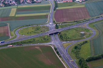 Vue aérienne de Itinéraire et voies le long de l'autoroute - sortie et accès de la BAB A71 à la B303 à Geldersheim dans le département Bavière, Allemagne