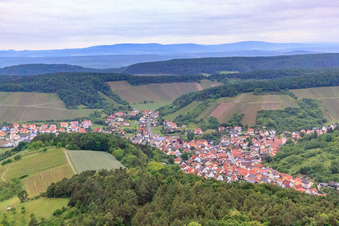 Vue aérienne de Vignobles autour du village viticole à Ramsthal dans le département Bavière, Allemagne