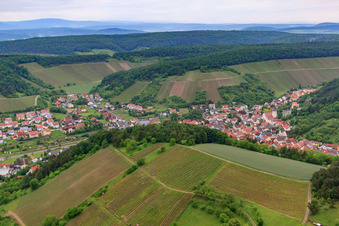 Vue aérienne de Vignobles autour du village viticole à Ramsthal dans le département Bavière, Allemagne