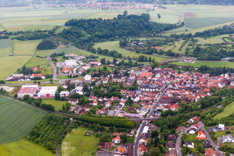 Vue aérienne de Vue sur le village à Euerdorf dans le département Bavière, Allemagne