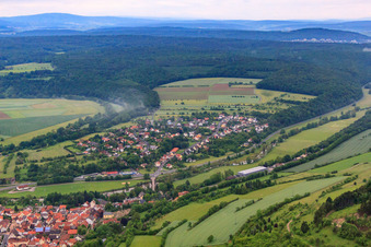 Vue aérienne de Lieu dans une boucle de la Saale franconienne à Euerdorf dans le département Bavière, Allemagne
