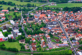 Vue aérienne de Saint Jean-Baptiste à Euerdorf dans le département Bavière, Allemagne