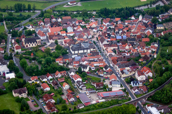 Vue aérienne de Vue sur le village à Euerdorf dans le département Bavière, Allemagne