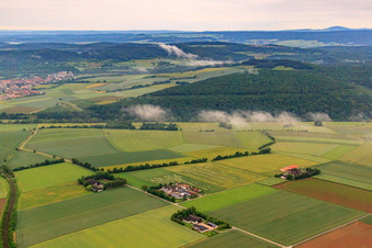Vue aérienne de Schleifweg avec fermes de colons, par exemple Edgar Lippert à Euerdorf dans le département Bavière, Allemagne