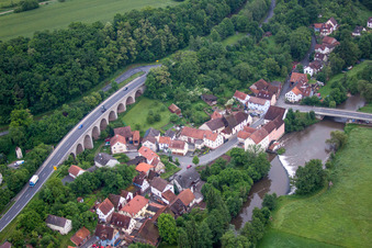 Vue aérienne de Rivière - structure de pont sur la Saale franconienne en Trimberg à le quartier Trimberg in Elfershausen dans le département Bavière, Allemagne