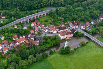 Vue aérienne de Pont de la Saale à le quartier Trimberg in Elfershausen dans le département Bavière, Allemagne