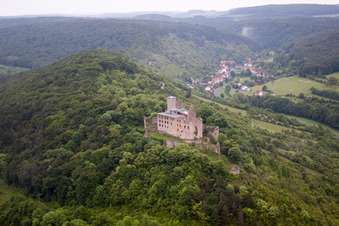 Vue aérienne de Ruines et vestiges des murs de l'ancien château et forteresse de Trimburg à le quartier Trimberg in Elfershausen dans le département Bavière, Allemagne