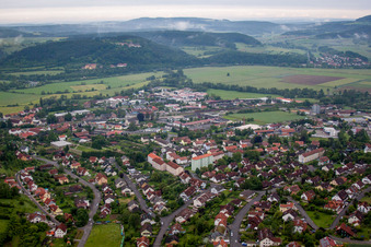 Vue aérienne de Vue des rues et des maisons dans les quartiers résidentiels à Hammelburg dans le département Bavière, Allemagne
