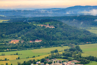 Vue aérienne de Château de Saaleck et Académie de musique bavaroise Hammelburg dans le monastère franciscain à Hammelburg dans le département Bavière, Allemagne