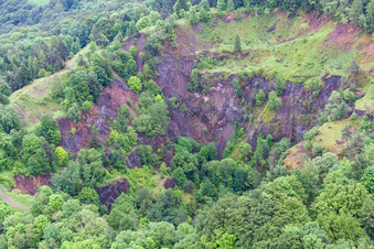 Ancienne carrière de basalte de Sodenberg à le quartier Morlesau in Hammelburg dans le département Bavière, Allemagne d'en haut
