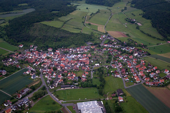 Vue aérienne de Champs agricoles et terres agricoles à Karsbach dans le département Bavière, Allemagne