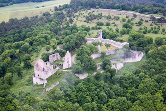 Vue aérienne de Ruines et vestiges des murs de l'ancien complexe du château et de la forteresse, ruines du château de Homburg près de Gössenheim à Gössenheim dans le département Bavière, Allemagne