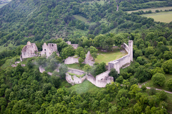 Vue aérienne de Ruines et vestiges des murs de l'ancien complexe du château et de la forteresse, ruines du château de Homburg près de Gössenheim à Gössenheim dans le département Bavière, Allemagne