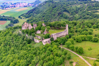 Ruines du château de Homburg près de Gössenheim à Gössenheim dans le département Bavière, Allemagne vue d'en haut