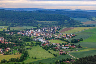 Vue aérienne de Vue du village depuis le nord-ouest à Eußenheim dans le département Bavière, Allemagne
