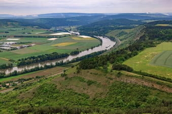Vue aérienne de Nouvelle montagne au-dessus du Main à le quartier Karlburg in Karlstadt am Main dans le département Bavière, Allemagne