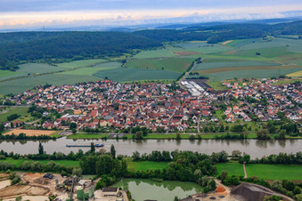 Vue aérienne de Vue du village depuis l'est à travers le Main à le quartier Karlburg in Karlstadt am Main dans le département Bavière, Allemagne