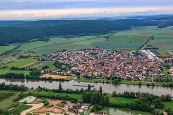 Vue aérienne de Vue du village depuis l'est à travers le Main à le quartier Karlburg in Karlstadt am Main dans le département Bavière, Allemagne