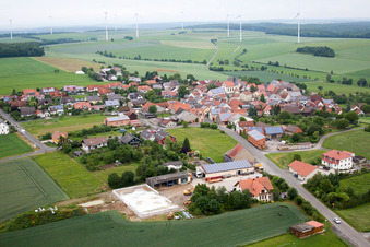 Vue aérienne de Vue sur le village à le quartier Heßlar in Karlstadt am Main dans le département Bavière, Allemagne