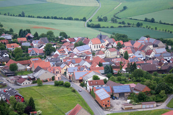 Vue aérienne de Vue sur le village à le quartier Heßlar in Karlstadt am Main dans le département Bavière, Allemagne