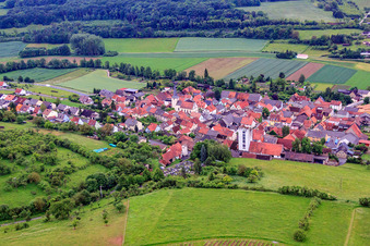 Vue aérienne de Vue du village depuis le nord à le quartier Müdesheim in Arnstein dans le département Bavière, Allemagne