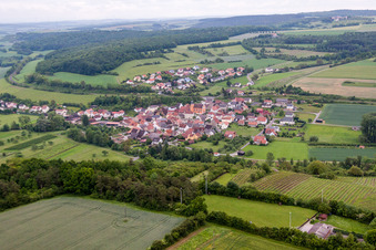Vue aérienne de Vue sur le village à le quartier Reuchelheim in Arnstein dans le département Bavière, Allemagne