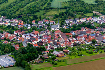 Vue aérienne de Église Sainte-Marguerite dans le quartier de Heugrumbach à Arnstein dans le département Bavière, Allemagne