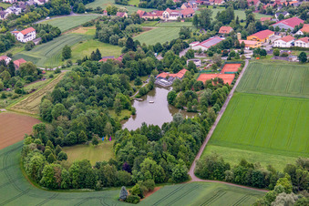 Vue aérienne de Lac de baignade à l'ancienne piscine à Arnstein dans le département Bavière, Allemagne