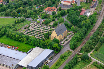 Vue aérienne de Cimetière de l'église paroissiale et de pèlerinage « Maria Sondheim » à Arnstein dans le département Bavière, Allemagne