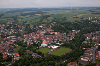 Vue des rues et des maisons dans les quartiers résidentiels à Arnstein dans le département Bavière, Allemagne d'en haut