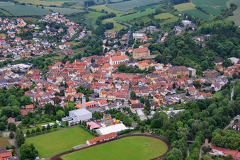 Vue aérienne de Terrain de sport du club de football Arnstein 1920 eV à Arnstein dans le département Bavière, Allemagne