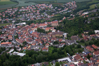 Vue des rues et des maisons dans les quartiers résidentiels à Arnstein dans le département Bavière, Allemagne hors des airs